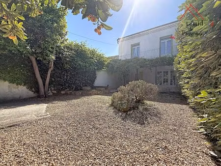 maison de ville lumineuse avec jardin dans le centre ville d'orange