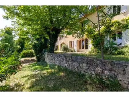 proche de lourmarin  luberon  propriété de caractère sur 2 5 ha de terres avec vues...