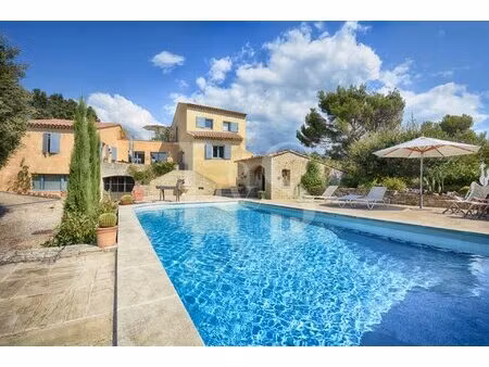 villa de 190m2 habitables et dépendances aménagées sur 5000 m2 de terrain avec piscine
