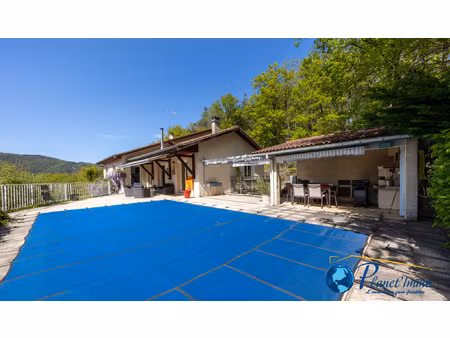 maison individuelle de 188 m2 sur-sous-sol en annexes.