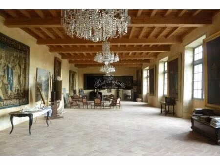 château du xii ème siecle entierement restaure