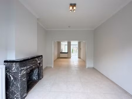 kwalitatief afgewerkte woning met 3 slaapkamers  terras & tuin te beveren (roeselare)!