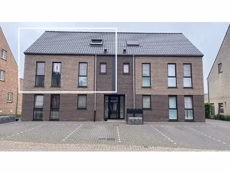 duplex appartement met drie slaapkamers  terras en carport