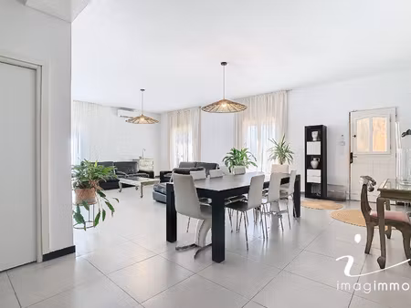 a montpellier  quartier saint lazare  une maison toit terras