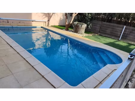 vias  excellent situation pour cette villa avec piscine comprenant plusieurs logements ren