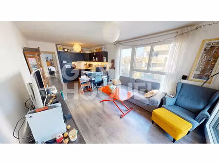 appartement contemporain avec balcon dans une résidence récente de standing à ivry-sur-sei