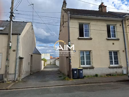 immeuble avec 2 appartements et 3 garages