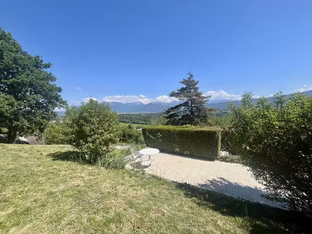 grand t3 à rénover avec jardin  cave et garages !