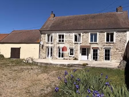 ensemble immobilier de 278 m² avec jardin  piscine et dépendances