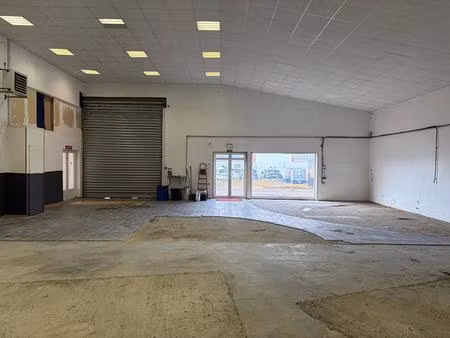 bâtiment d'activité avec atelier et bureaux
