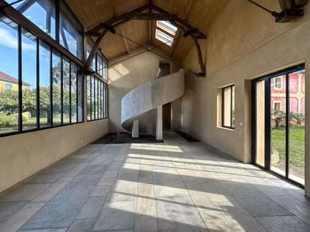 ensemble immobilier empreint de charme  d'authenticité et d'une élégance discrète.
