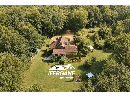 secteur lacapelle-marival - maison quercynoise de 205 m² avec piscine et terrain de 4.5...