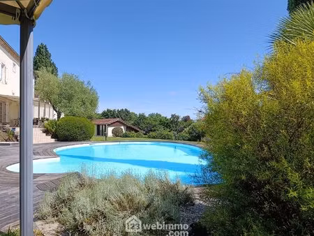 élégante maison de maître classée a avec parc  piscine et dépendances