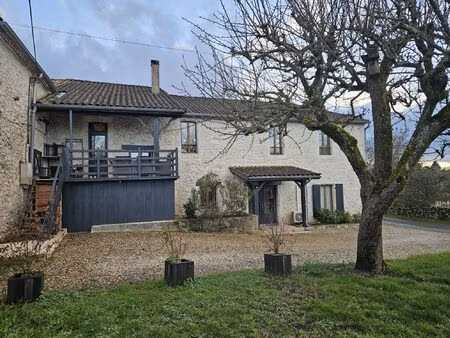 dans un charmant village historique offrant une vue panoramique