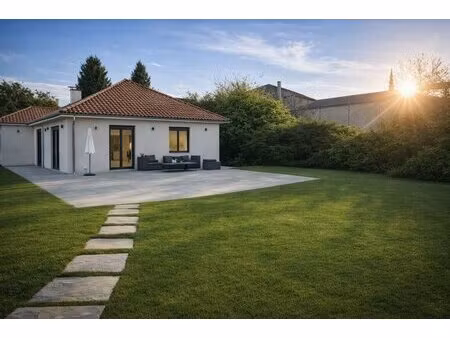 maison de plain pied lumineuse  entierement renovee avec vue cite medievale  au calme ...