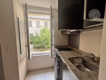 très beau studio dans immeuble ancien réhabilité