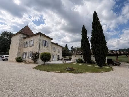 élégante propriété quercynoise avec pigeonnier et piscine