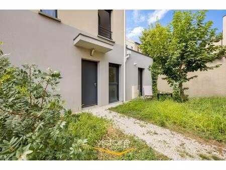 emplacement premium pour cette maison de 2020 avec 4 chambres (poss 5) et 2 jardins