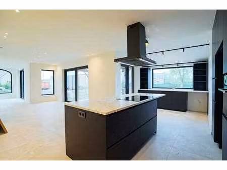 hoogwaardig afgewerkte woning met 4 slaapkamers te huur