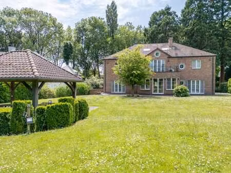 prestigieuse et spacieuse villa avec piscine intérieure