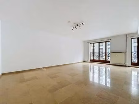 superbe appartement de 87 m²  1 chambre  situé en face de la