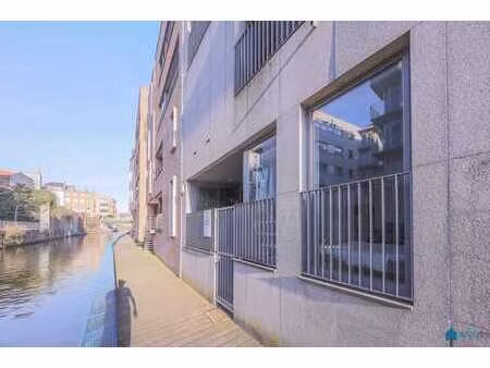 appartement rez-de-chaussée avec terrasse au bord de l'eau