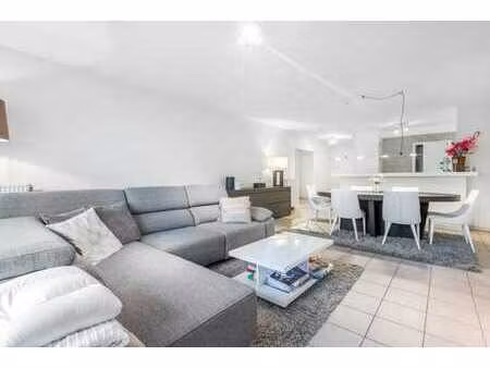 très central et soigné appartement à proximité de la place v