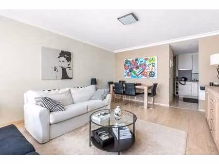 studio prête à emménager située dans une rue calme de la dum