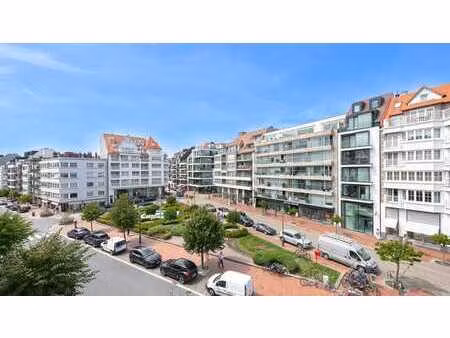 appartement luxueusement rénové avec vue sur la mer  situé s