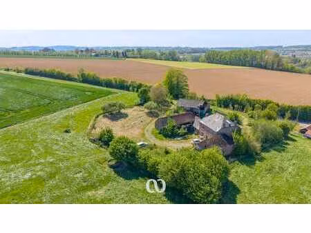 uniquement située à rénover / à démolir ferme