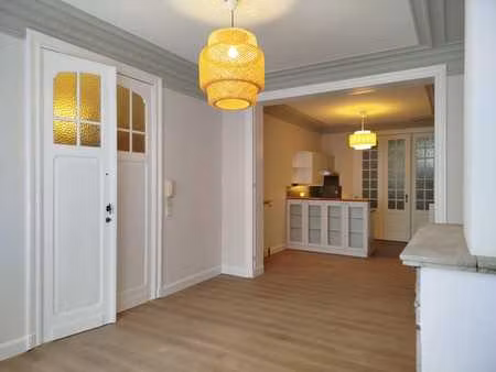 bel appartement 1 chambre   rez de chaussée dans rue calme .