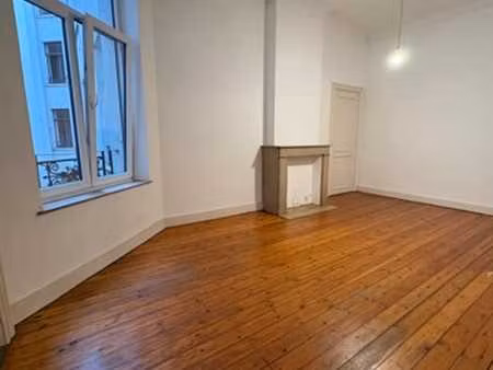 charmant appart non-meuble 1 chambre en arriere d'immeuble !