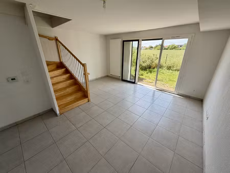 villa t3 récente au calme avec jardin et places parkings - s