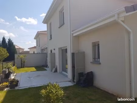 maison 110 m2 a louer a roussillon