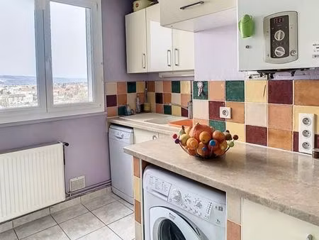 très bel appartement de 52m2 – 3 pièces et une cuisine aménagée – 740 charges comprises