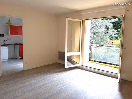 f2 50m²  parking + balcon  proximité fac lettres/hôp/icn