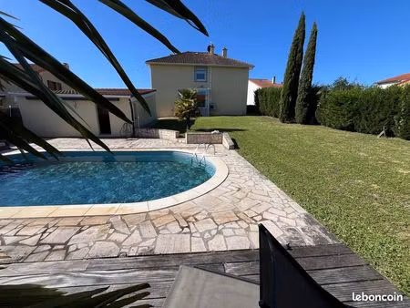 grande villa contemporaine meublée avec piscine et jardin