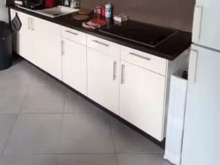 t2 cuisine équipé et meubles de rangement 42 mètres carrés