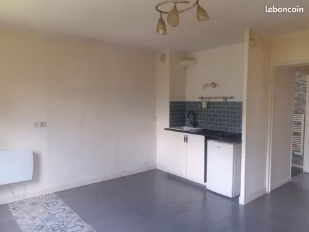 studio très lumineux