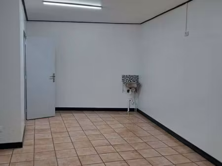 loue local de 28m2 à la rivière saint-louis