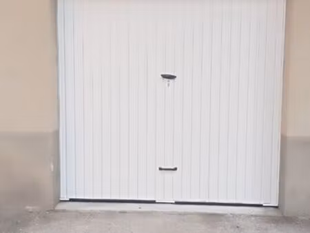 place moto dans garage partagé