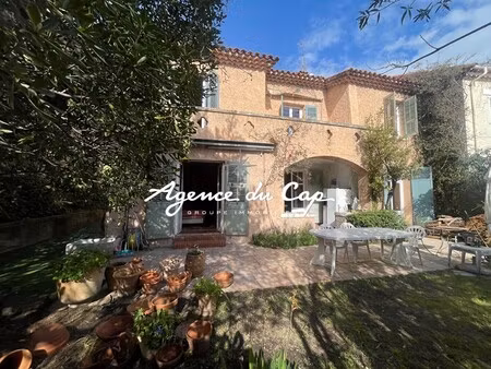 villa de luxe à vendre dans le quartier plateau notre dame sud-bord de mer-beaurivage