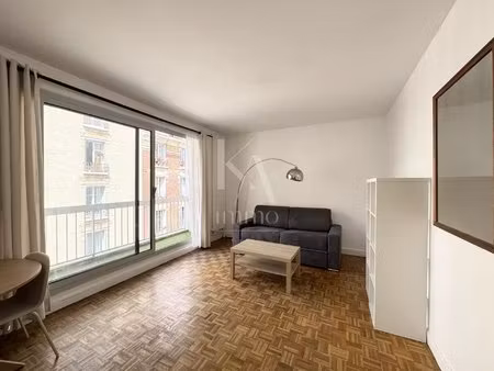studio rénové avec balcon à proximité du métro convention