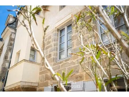 demeure du xvième siècle / façade à tourelle et rénovation contemporaine au coeur du crois