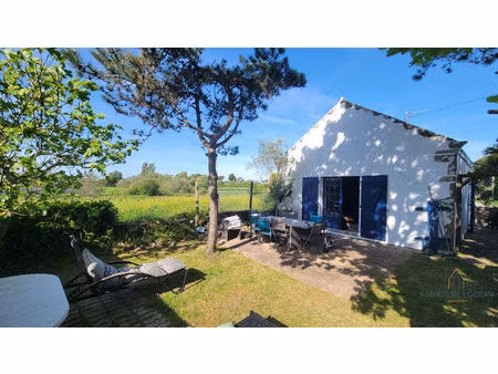 maison à vendre à erdeven : un havre de paix en pierre au bord d'un étang sauvage