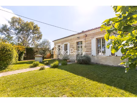 maison en pierre rénovée avec piscine et grand garage léog