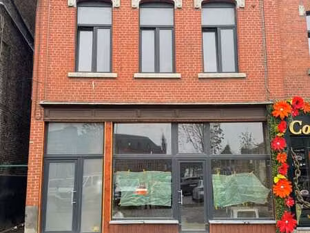 local commercial idéalement situé – 180 m² – place de boussu