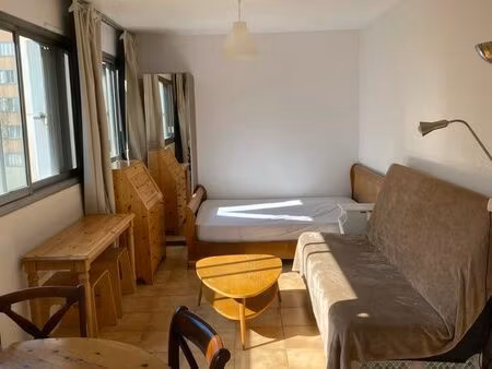 un grand studio meublé à louer