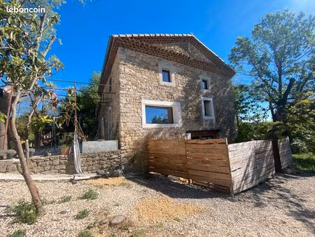 mas en pierre situé entre uzes nîmes et ales
