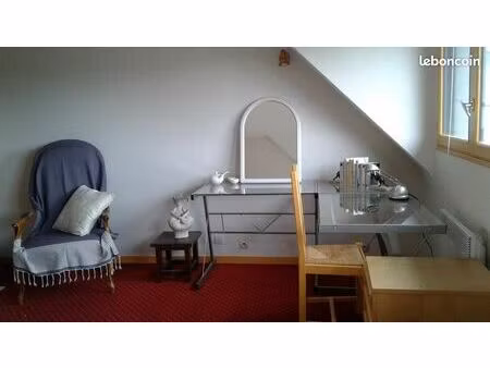 chambre meublée pour étudiante chez l'habitant